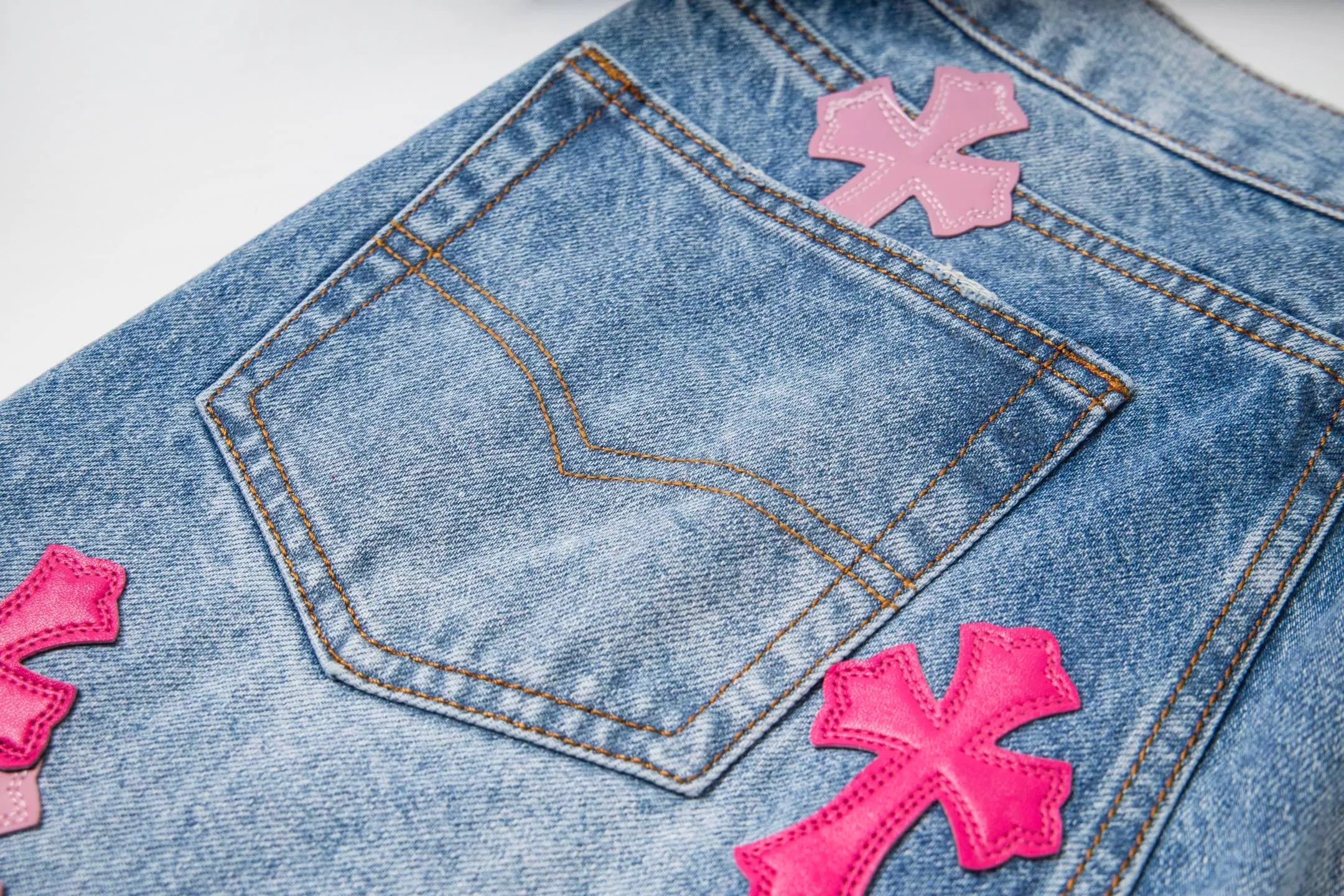 P260 High version (evergreen version) Chrome Hearts 25FW CH blue trousers pink leather cross bamboo jeans adopt patchwork elements, mostly presented in the shape of a cross, with glitter on the leather surface. Unique design, simple and elegant details, exquisite workmanship, neat lines of the entire trousers, and in place details! It’s also so cool that both men and women can easily control it. It’s a gender-neutral trendy up version. Style number: 1728# Color: blue pants and pink leather Size: 28 30 32 34 36